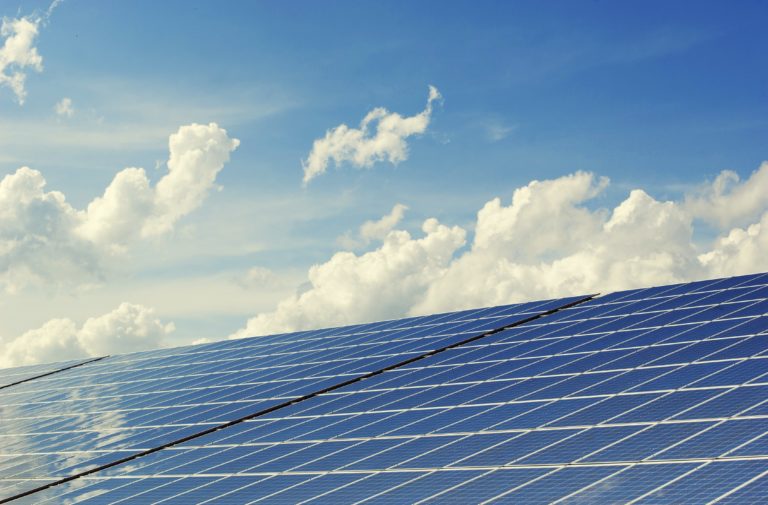 Solarpanele unter blauem Himmel