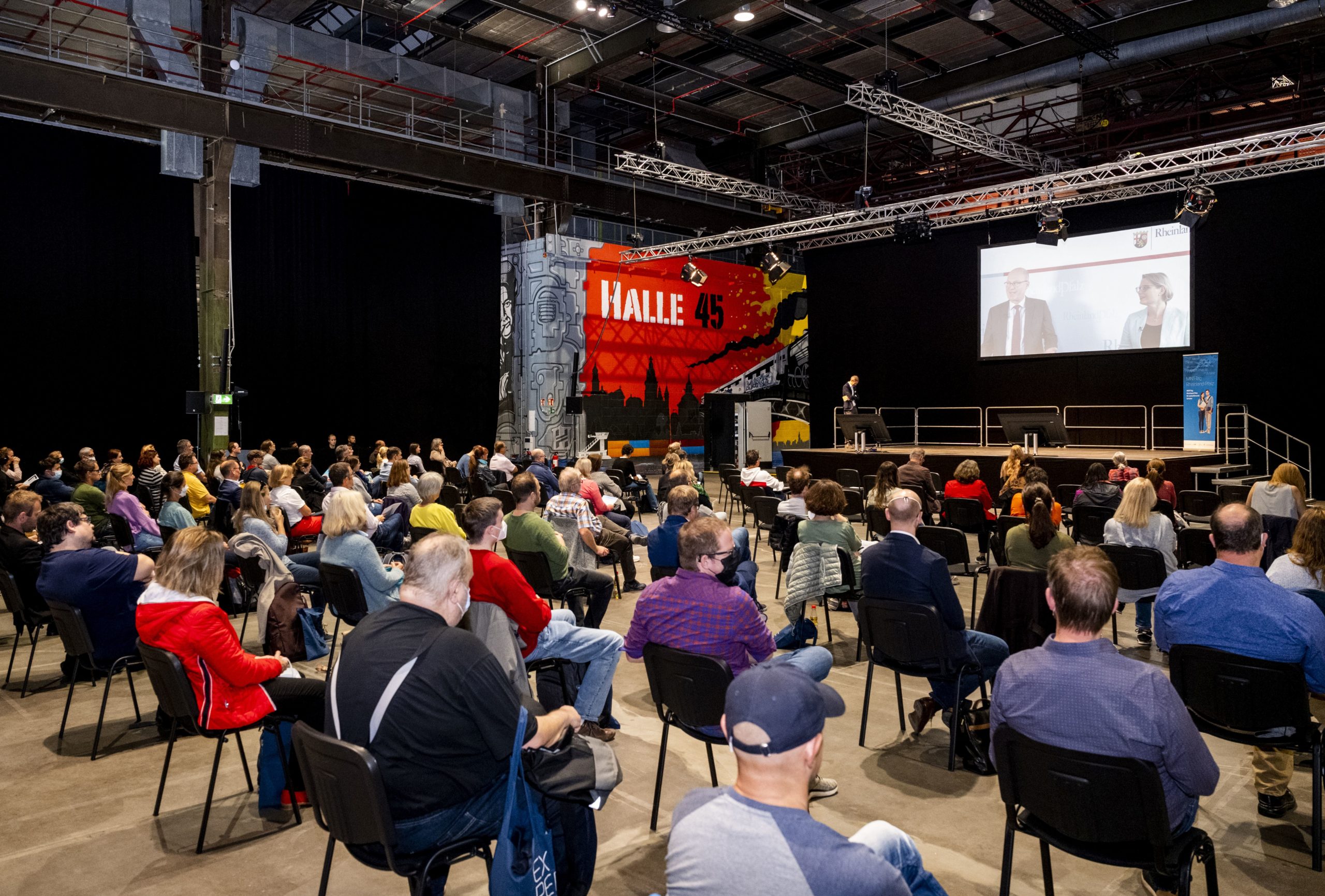 30.09.21 Die Stiftung Pfalzmetall veranstaltet in der Halle 45 in Mainz ihren MINT-Tag Rheinland-Pfalz für Lehrer an weiterführenden Schulen in Rheinland-Pfalz mit Fach-Foren und Vorträgen, auf dem diese u.a. Ideen für alltags- und anwendungsnahen Unterricht und Informationen über Berufswege in der Chemie-, Metall- und Elektroindustrie erhalten. Geschäftsführer Felix Mayer führt in die Veranstaltung ein